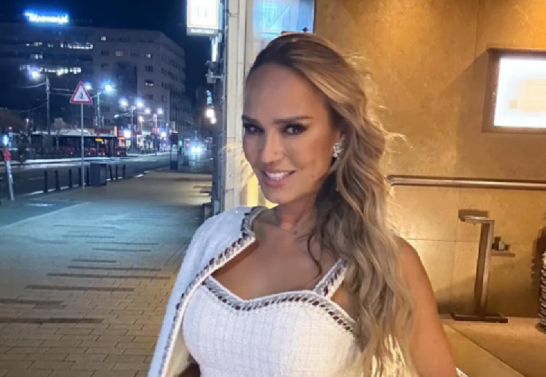 HOT IZDANJE MARIJANE MATEUS! Minić, go stomak i dekolte, ostavlja bez daha u šestoj deceniji (FOTO)