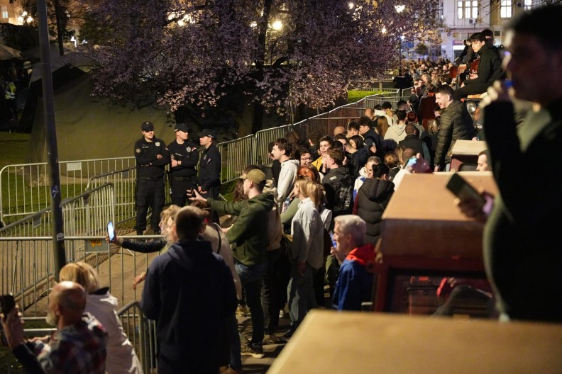 STRAŠNA PROVOKACIJA U PIONIRSKOM PARKU! Studenti blokaderi prete studentima koji žele da uče (VIDEO)