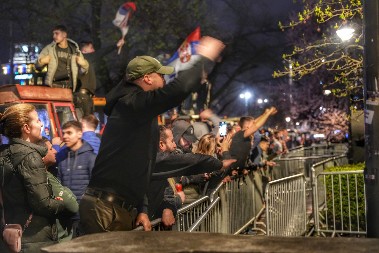 MONSTRUOZNO! Doveli dete kod Pionirskog parka da vređa studente koji žele da uče! (FOTO)