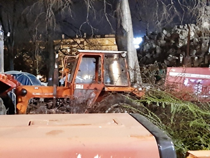 UHAPŠEN T.N. KOD PIONIRSKOG PARKA: Ekstremista upalio traktor i dao gas, pokušao da pobegne!