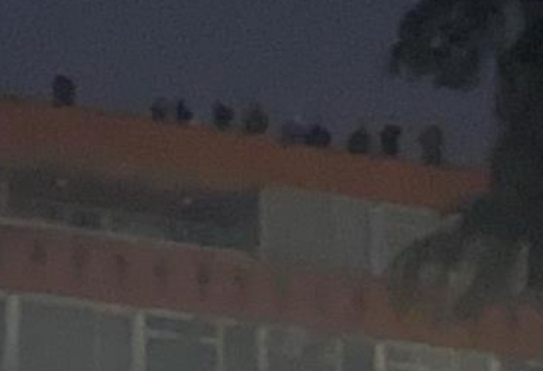 BLOKADERI MUČKI NAPALI STUDENTE U PIONIRSKOM PARKU Sa okolnih zgrada ih građali čime stignu, KUKAVIČKI, oni odozgo ne mogu da uzvrate