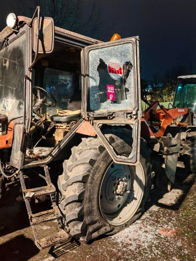 ATMOSFERA STRAHA KOJU SU STVORILI BLOKADERI Doneli šipke, lomili traktore, kamenovali policiju, OVAKO JE IZGLEDALA JUČERAŠNJA AGONIJA