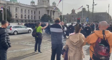 BRUKA I SRAMOTA, OVO JE POGANI JEZIK BLOKADERA! Pogledajte šta rade policajcima u Beogradu (VIDEO)