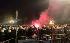 BAČENA BAKLJA NA ŽANDARMERIJU! Huligani napadaju policiju kod Pionirskog parka!