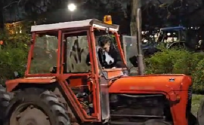 "DOBRO JE ĆALE, BRE!" Demonstrant pokrenuo traktor i udara traktor ispred, zamalo NESREĆA (VIDEO)