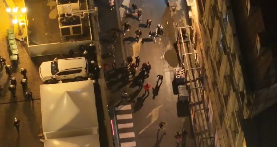 BLOKADERI NAPALI POLICIJU! Jezive scene kod Gradske skupštine (VIDEO)