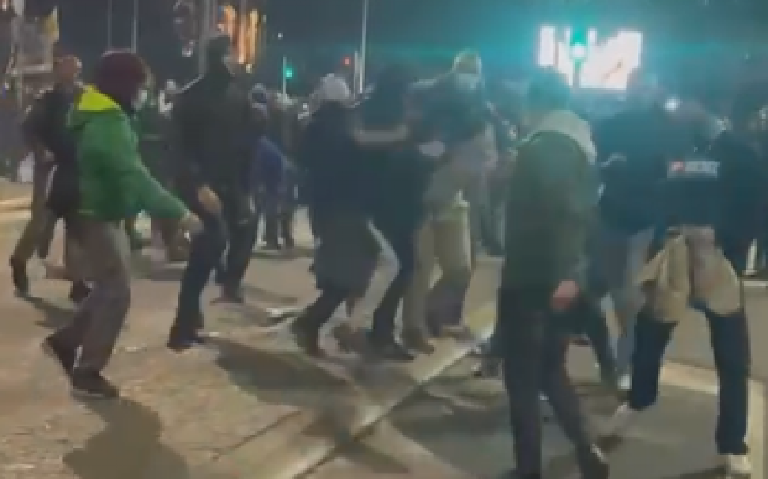 DEMONSTRANTI HOĆE JEDNI DRUGIMA OČI DA POVADE! Nova međusobna tuča na platou ispred Skupštine Srbije