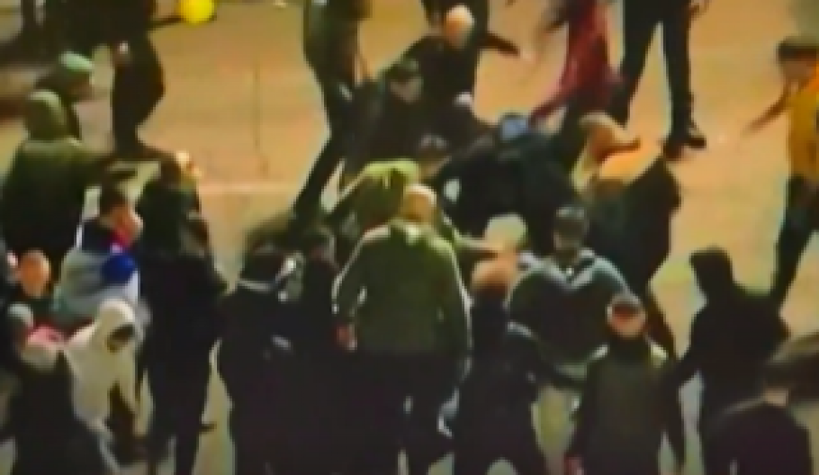 TERETIĆE IH ZA POKUŠAJ UBISTVA Više javno tužilaštvo naložilo hapšenje napadača koji su brutalno pretukli mladića na Trgu Nikole Pašića (VIDEO)