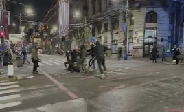 UZNEMIRUJUĆE SCENE NASILJA NA PROTESTU Đilasovi huligani tukli sve redom, izgaziše ljude u centru grada! (VIDEO)