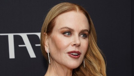 OVO JE ĆERKA NIKOL KIDMAN Prada joj prišla na nedelji mode u Parizu, ona otkrila da su školski hodnici idealni su za trening hodanja na pisti!