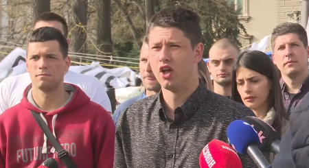 STUDENTI KOJI ŽELE DA UČE PROGOVORILI ŠTA SU IM BLOKADERI RADILI "Bacane su na nas flaše, limenke, kamenice, baklje sa vatrom"