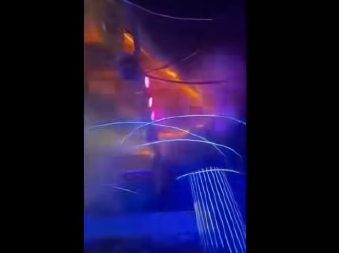 USNIMLJEN JEZIV TRENUTAK KAD JE BUKNUO POŽAR U DISKOTECI: Gosti očajnički pokušavali da ugase vatru, plamen munjevito zahvatio krov (VIDEO)