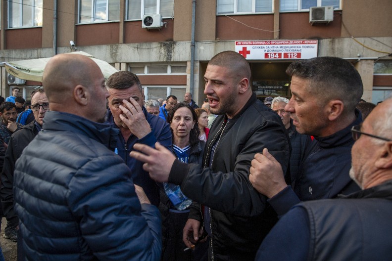 TENZIJE ISPRED BOLNICE U KOČANIMA Roditelji odbijaju da puste tela njihove dece na obdukciju (FOTO)