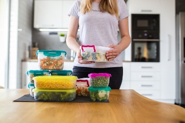 PLASTIČNE KUTIJE ZA HRANU NEĆE OSTATI MASNE Žena je pokazala kako ih pere bez ribanja, mi smo isprobali trik i radi!