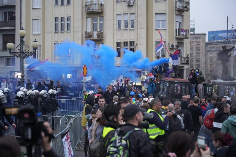 STRANI MEDIJI ISTRAŽILI DA LI JE KORIŠĆEN TAKOZVANI ZVUČNI TOP U BEOGRADU Profesor Parker objasnio: Ne bi bila ovakva rekacija ljudi, evo šta bi se desilo!