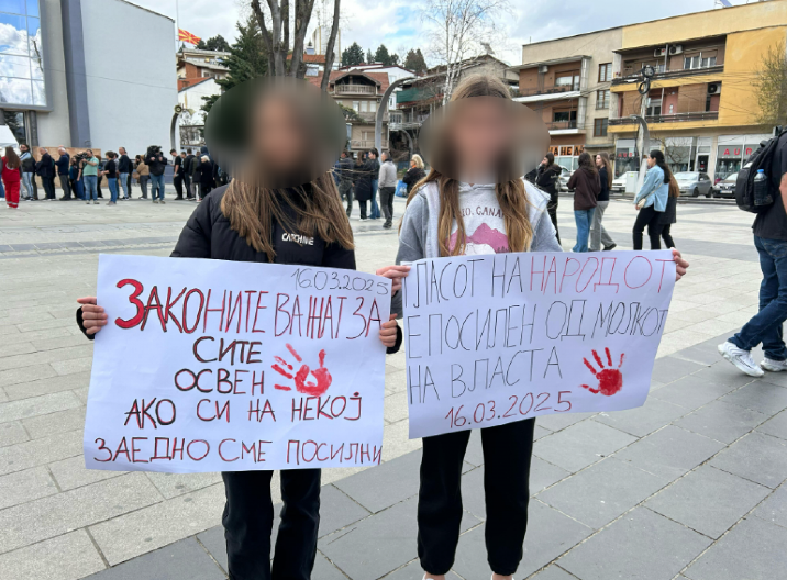 KRVAVA ŠAKA, SIMBOL KOJOM BI DA RUŠE SRBIJU, SADA I U SEVERNOJ MAKEDONIJI Transparente nose deca