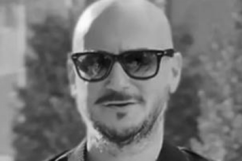 "MISLILI SU DA JE NA KUĆNOM LEČENJU, A ON JE U BOLNICI LEŽAO MRTAV" Supruga nastradalog pevača doživela neprijatnu scenu, pored nje bio maloletni sin!