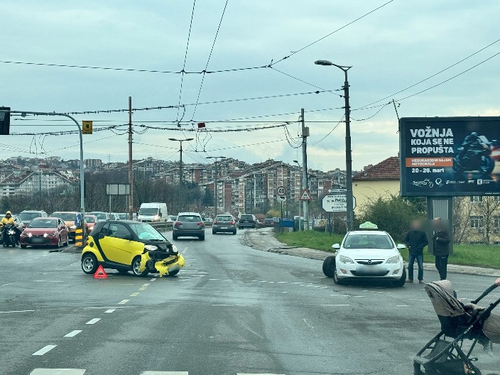 SUDARILI SE "SMART" I TAKSI: Nezgoda kod Plavog mosta (FOTO)