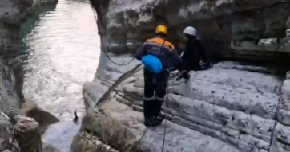 SNIMLJENA AKCIJA SPASAVANJA Devojka na bezbednom