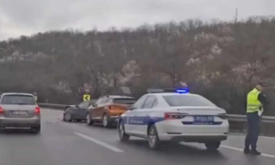 SRČA SVUDA PO PUTU, PREDNJA STRANA AUTOMOBILA UNIŠTENA! Težak udes kod Bubanj potoka, policija izašla na uviđaj