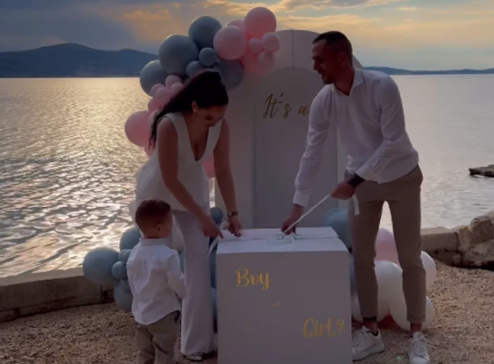 NAŠA PEVAČICA ČEKA DRUGO DETE Otkrila srećne vesti: "Stiže nam pojačanje"