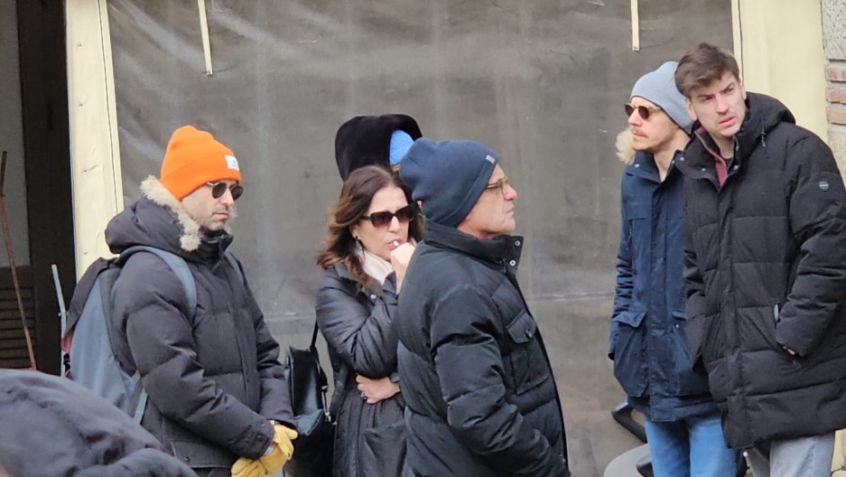 SAHRANA ĆERKE BULETA GONCIĆA (27) Porodica neutešna u kapeli prima saučešće, glumci stigli da im pruže utehu (FOTO)