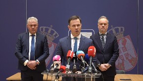 MAKSIMALNI IZNOS KREDITA 100.000 EVRA, UČEŠĆE SAMO 1% Siniša Mali potpisuje ugovor sa predstavnicima Banke Poštanska štedionica