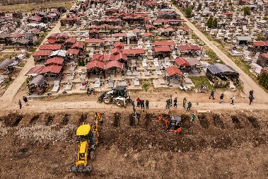 POTRESNE SLIKE IZ KOČANA U toku kopanje grobova za stradale u požaru u diskoteci (FOTO)
