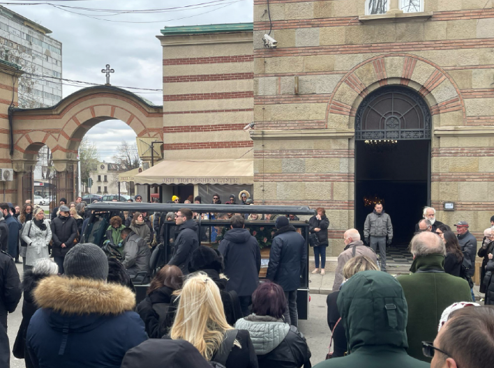 KRENULA POVORKA KA GROBNOM MESTU Porodica jedva stoji na nogama, jauci se prolamaju Novim grobljem!