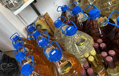 POLICIJA DVOJICI ČAJETINACA ZAPLENILA 2.037 LITARA LAŽNE RAKIJE! Hapšenje na Zlatiboru