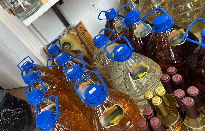 POLICIJA DVOJICI ČAJETINACA ZAPLENILA 2.037 LITARA LAŽNE RAKIJE! Hapšenje na Zlatiboru