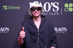 KAŽU DA JE NAJRUŽNIJI FRAJER, A NEMA SA KOJOM NIJE BIO  Gužvao je postelju i Kim Kardašijan, a sada je doneo šokantnu odluku