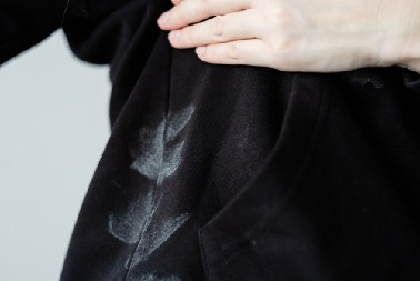 REŠITE SE FLEKA OD DEZODORANSA JEDNIM POTEZOM  Majica će biti kao nova, potreban je samo ovaj jeftini sastojak