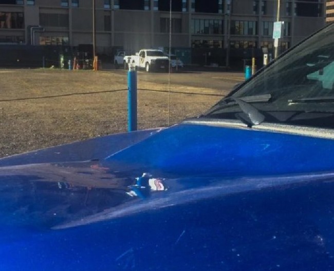 VOZAČ ZATEKAO POLUPAN AUTO, I NEOBIČNU PORUKU Zbog onoga što je pisalo na papiru, ceo internet je u suzama! (FOTO)