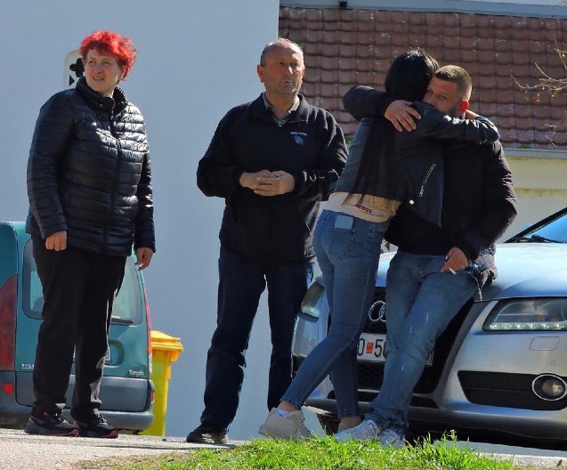 BLIZANCI JOJ POVREĐENI U POŽARU: ĆERKI IZGORELA KOSA, SINU LEĐA I NOGA Majka pita ko je BROJNU decu od 16 godina pustio u diskoteku?!