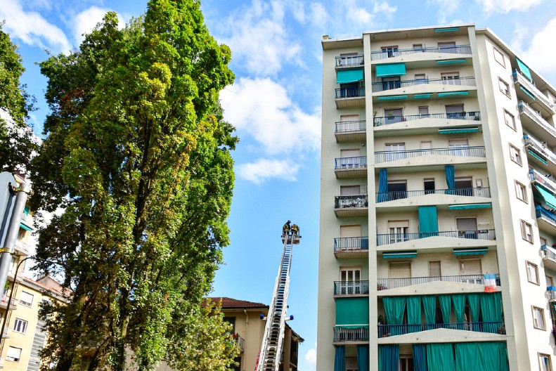 UPALI U KANDŽE TEORETIČARA ZAVERE I OTIŠLI U SMRT Čitava porodica skočila sa 7 sprata, stradalo i dete, policija otkrila šokantne detalje