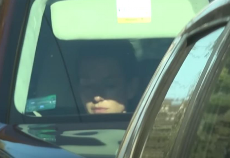 JOVANA JOKSIMOVIĆ USLIKANA U AUTOMOBILU SA POZNATIM MUŠKARCEM Kamere zabeležile emotivni trenutak, Željka nema ni na vidiku