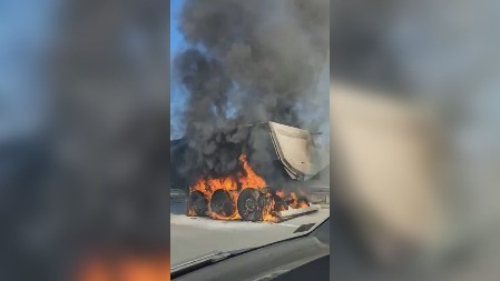 POŽAR NA AUTO-PUTU MILOŠ VELIKI Zapalila se prikolica kamiona, kulja gusti crni dim (FOTO)
