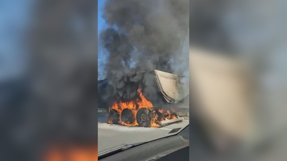 POŽAR NA AUTO-PUTU MILOŠ VELIKI Zapalila se prikolica kamiona, kulja gusti crni dim (FOTO)