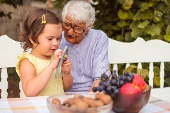 NAŠE BAKE SU SVAKI DAN JELE PO ŠAKU OVOG VOĆA Naučnici dokazali da 30 grama značajno smanjuje rizik umiranja od srca
