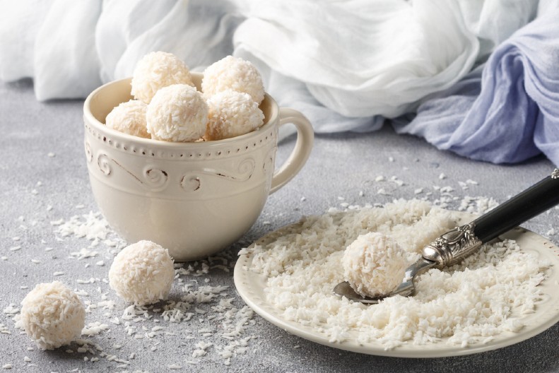 POSNE KOKOS BOMBICE Sitni kolači koji uspevaju i početnicima, a nestaju sa stola prvi