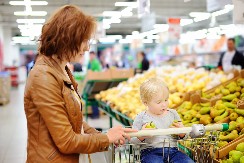 MAJKA ZANEMELA U PRODAVNICI Nepoznati starac je prišao njenom sinu, zbog onog što je uradio, briznula je u plač!