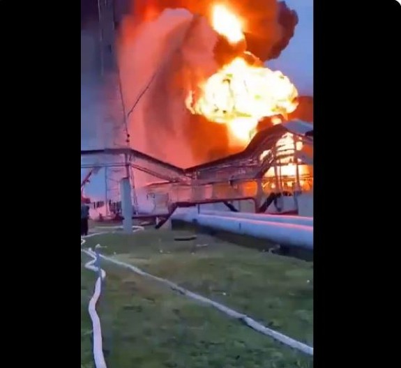 VATRA SE ŠIRI DANIMA U NAFTNOM DEPOU, IZBILA NOVA EKSPLOZIJA Haos u Rusiji nakon ukrajinskog napada! (VIDEO)