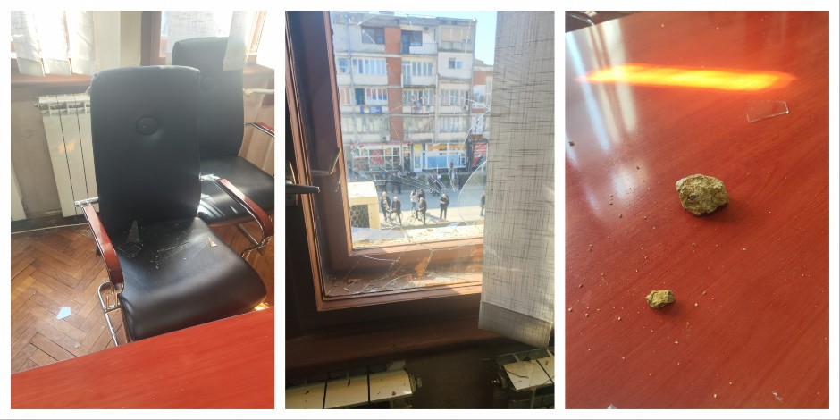 NARODE, ONI KAKO SU KRENULI UBIĆE NEKOGA! Vandali koji protestuju kamenovali zgradu SO Bogatić! (FOTO)