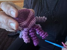 HUMANI GEST SRPSKE DOMAĆICE! Biljana odlučila da plete hobotnice za prevremeno rođene bebe - sve je poklonila (FOTO)