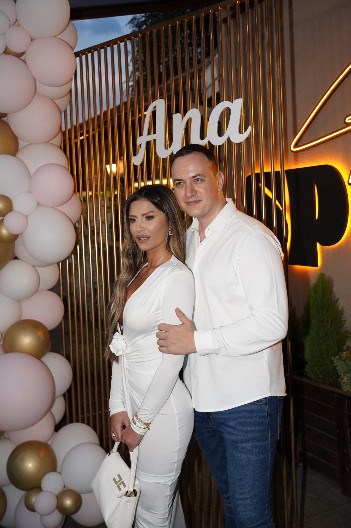 NIJE MOGLA VIŠE DA ĆUTI! Hitno se oglasila Ana Radulović nakon saznanja da njen bivši muž ima novu devojku, samo jedno poručila i napravila haos! (FOTO)