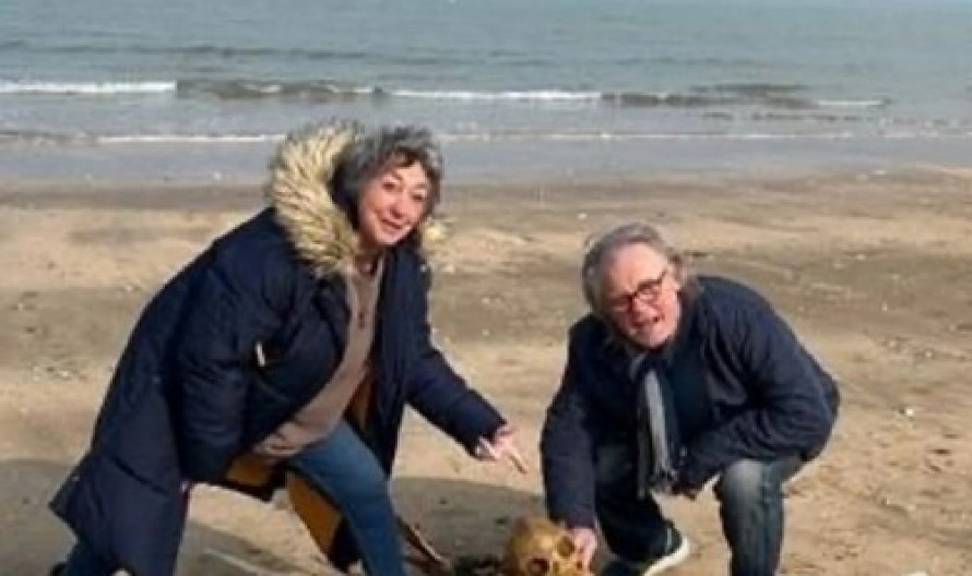 BRAČNI PAR ŠETAO PLAŽOM, PA NAIŠAO NA JEZIVO OTKRIĆE Zastrašujući skelet zaprepastio prolaznike, fotografije lede krv u žilama!