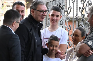 PRELEPO GAZDINSTVO PRAVA JE SLIKA NAŠE SRBIJE Vučić obišao porodicu Stanković  (FOTO)
