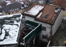 IMA MILIONE, A ŽIVI U SKROMNOJ KUĆI! Niko ne veruje da je ovo dom jednog od najpoznatijih pevača!