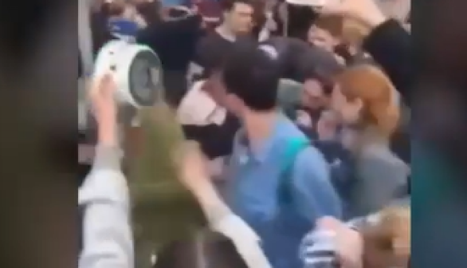 BLOKADERI POKAZALI PRAVO LICE! Samo nasilje, gađanje jajima i maltretiranje građana (VIDEO)